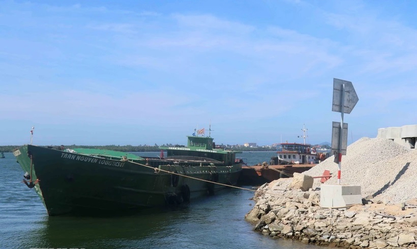 Ngăn chặn trục vớt trái phép xác tàu gỗ nghi là cổ vật tại Hội An - Ảnh 1.