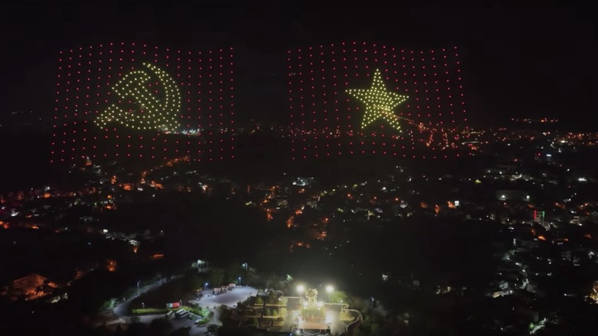 Tái hiện Chiến thắng Điện Biên Phủ bằng 700 drone trên bầu trời - Ảnh 4.