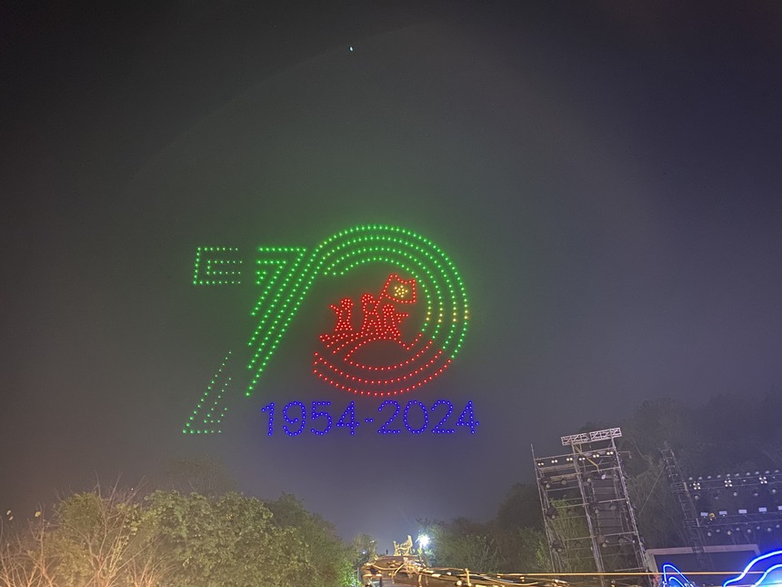 Tái hiện Chiến thắng Điện Biên Phủ bằng 700 drone trên bầu trời - Ảnh 1.