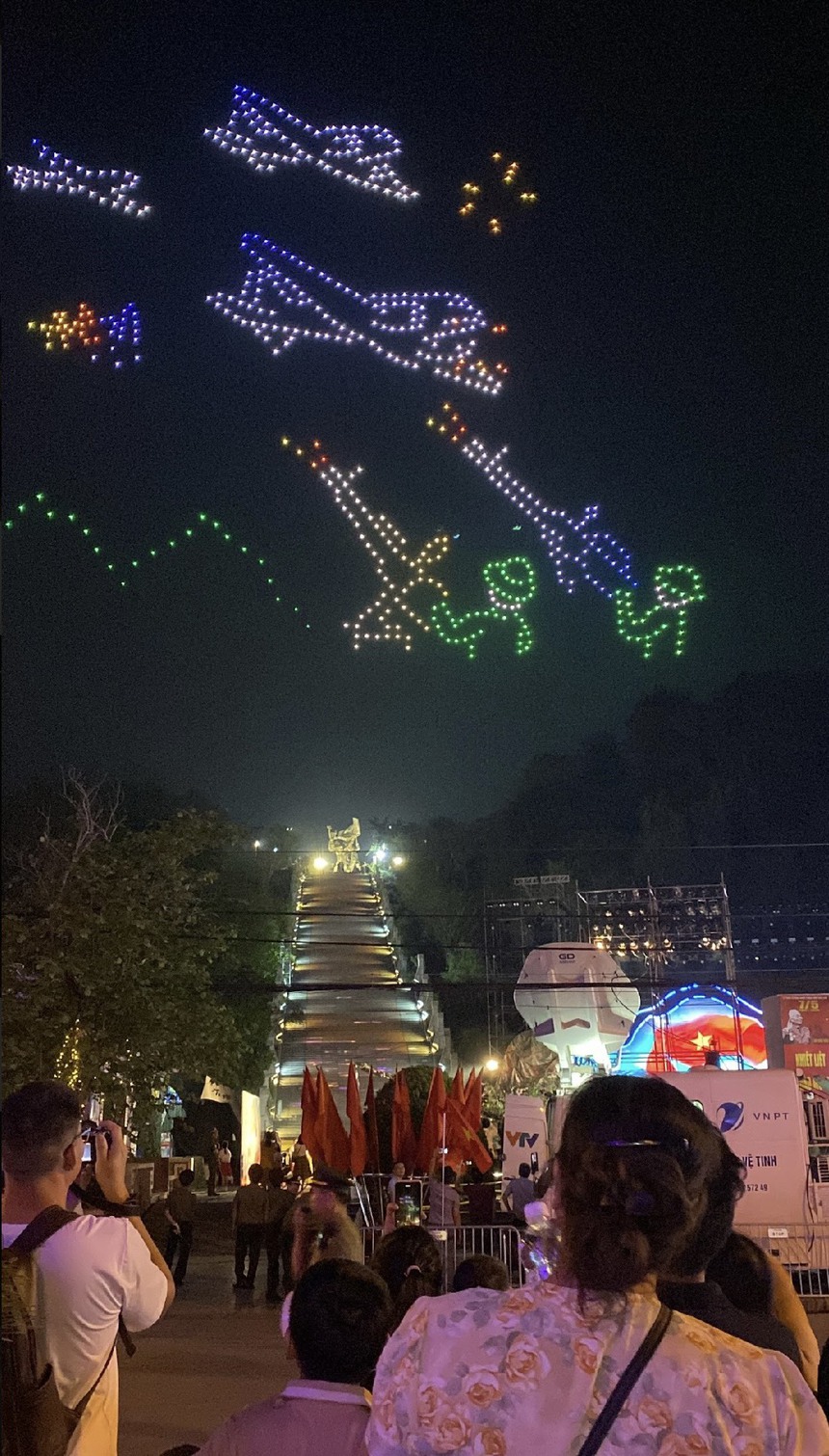 Tái hiện Chiến thắng Điện Biên Phủ bằng 700 drone trên bầu trời - Ảnh 7.