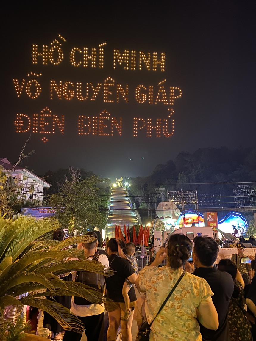 Tái hiện Chiến thắng Điện Biên Phủ bằng 700 drone trên bầu trời - Ảnh 6.