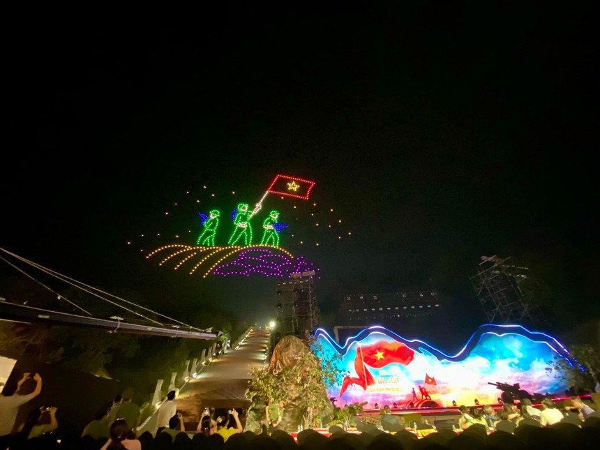 Tái hiện Chiến thắng Điện Biên Phủ bằng 700 drone trên bầu trời - Ảnh 5.