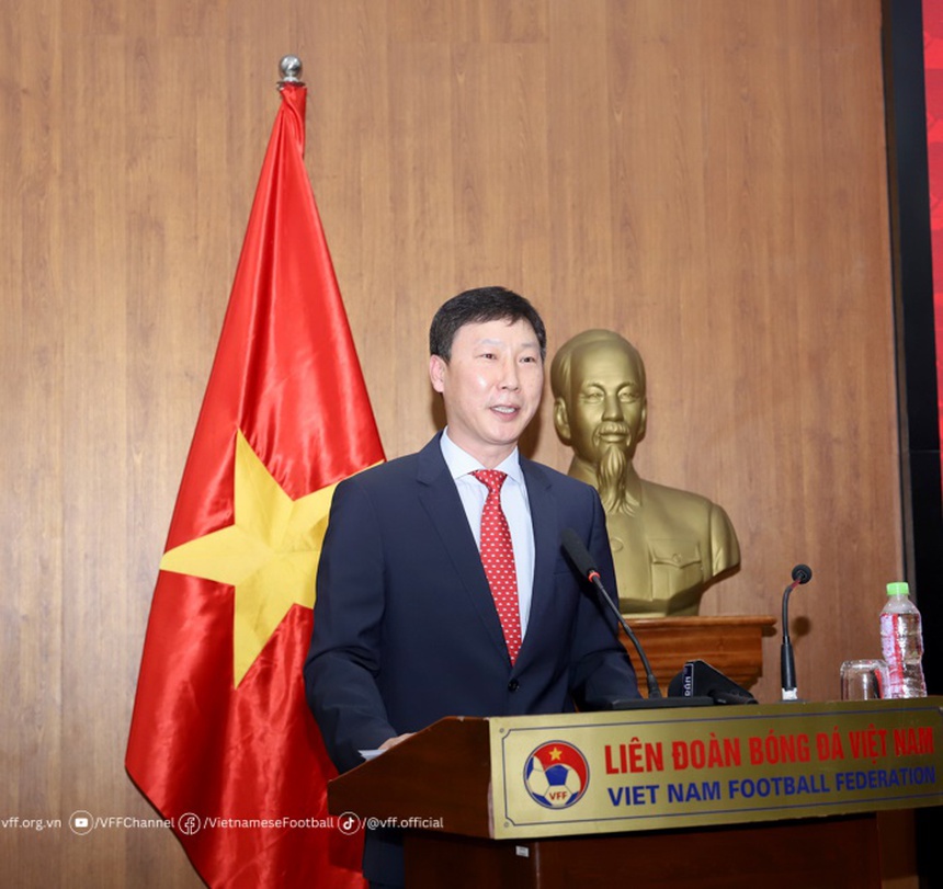 HLV Kim Sang Sik muốn là… anh trai cầu thủ ở đội tuyển Việt Nam. Ảnh: VFF