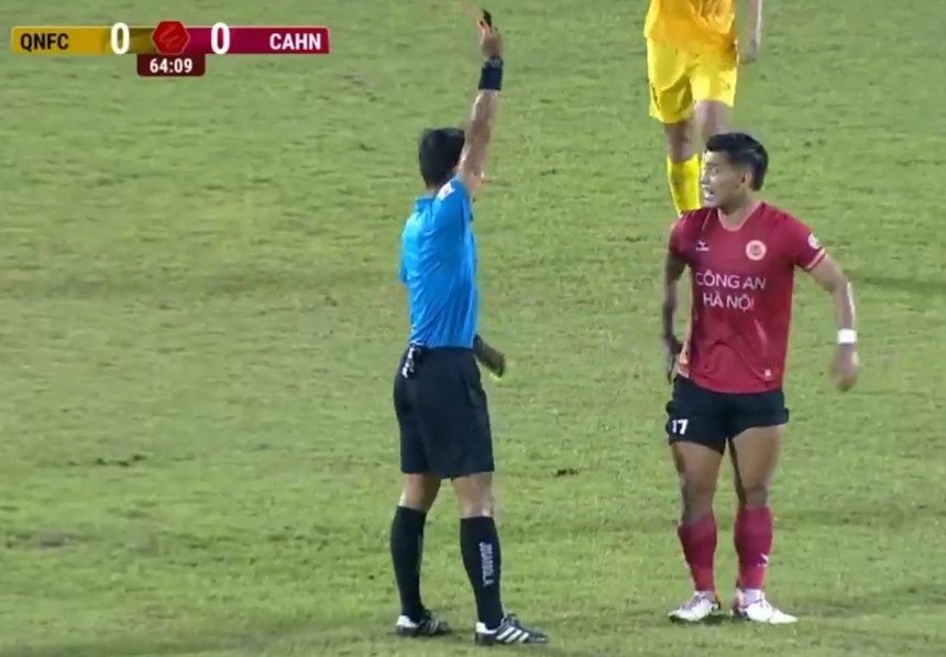 Cựu sao HAGL dính thẻ đỏ, Filip Nguyễn bị ngoại binh xé lưới, CAHN xa dần mục tiêu bảo vệ ngôi vương khi thua liên tiếp - Ảnh 2.