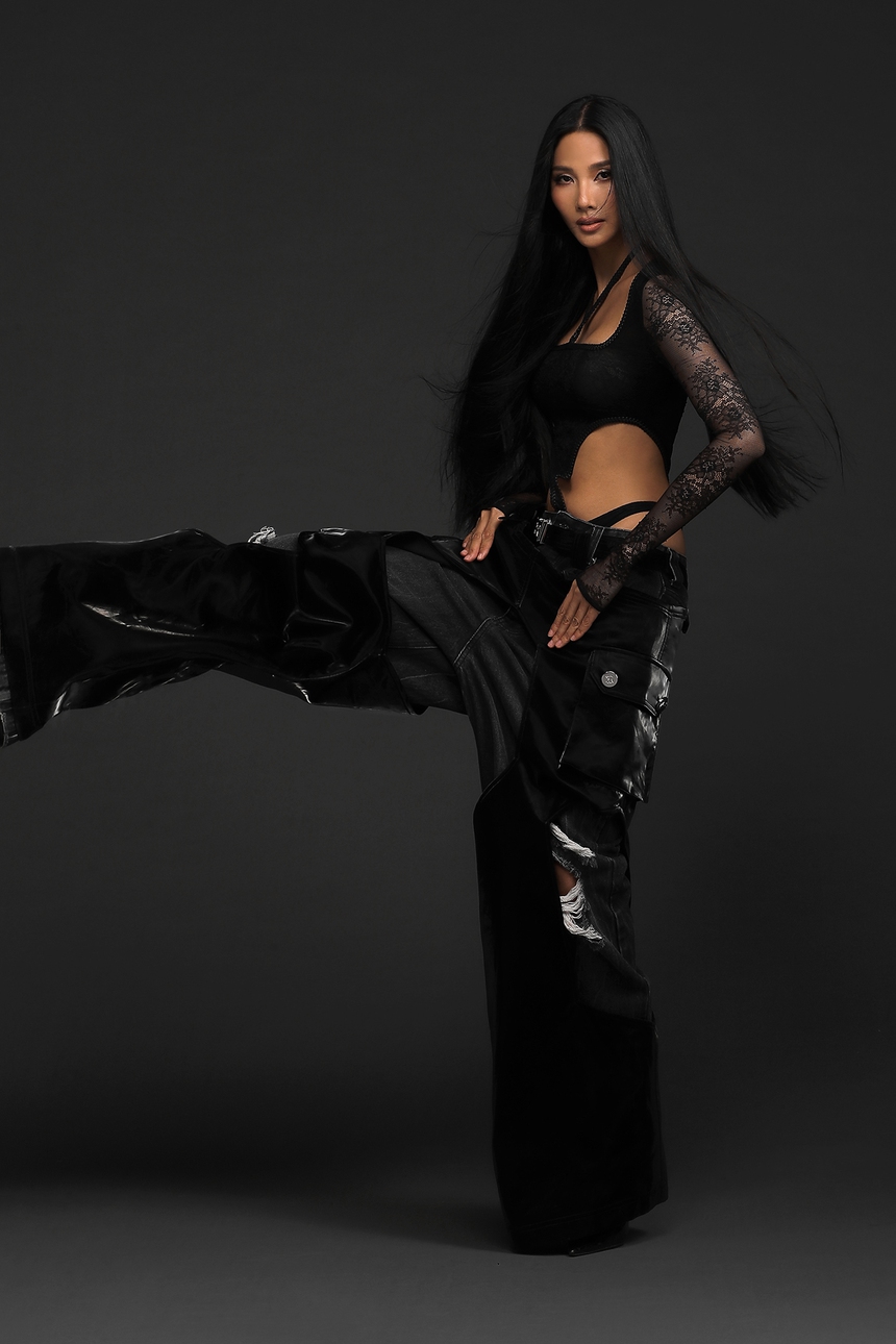 Hoàng Thùy biến hoá từ trong trẻo đến hiện đại với BST của Chung Thanh Phong - Ảnh 4. Hoàng Thùy biến hoá từ trong trẻo đến hiện đại với BST của Chung Thanh Phong - Ảnh 4.