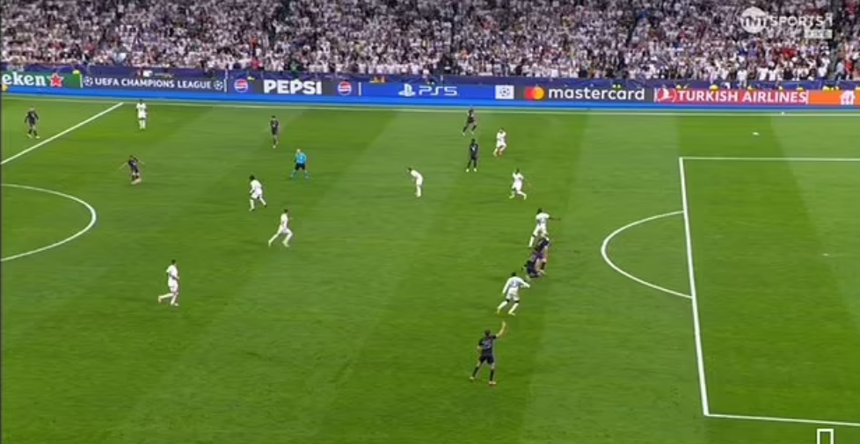 Tình huống De Ligt bị bứt việt vị trước khi ghi bàn cho Bayern Munich