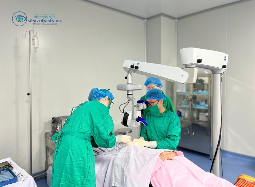 Tìm lại ánh sáng cho người cao tuổi tại Bến Tre - Ảnh 1.