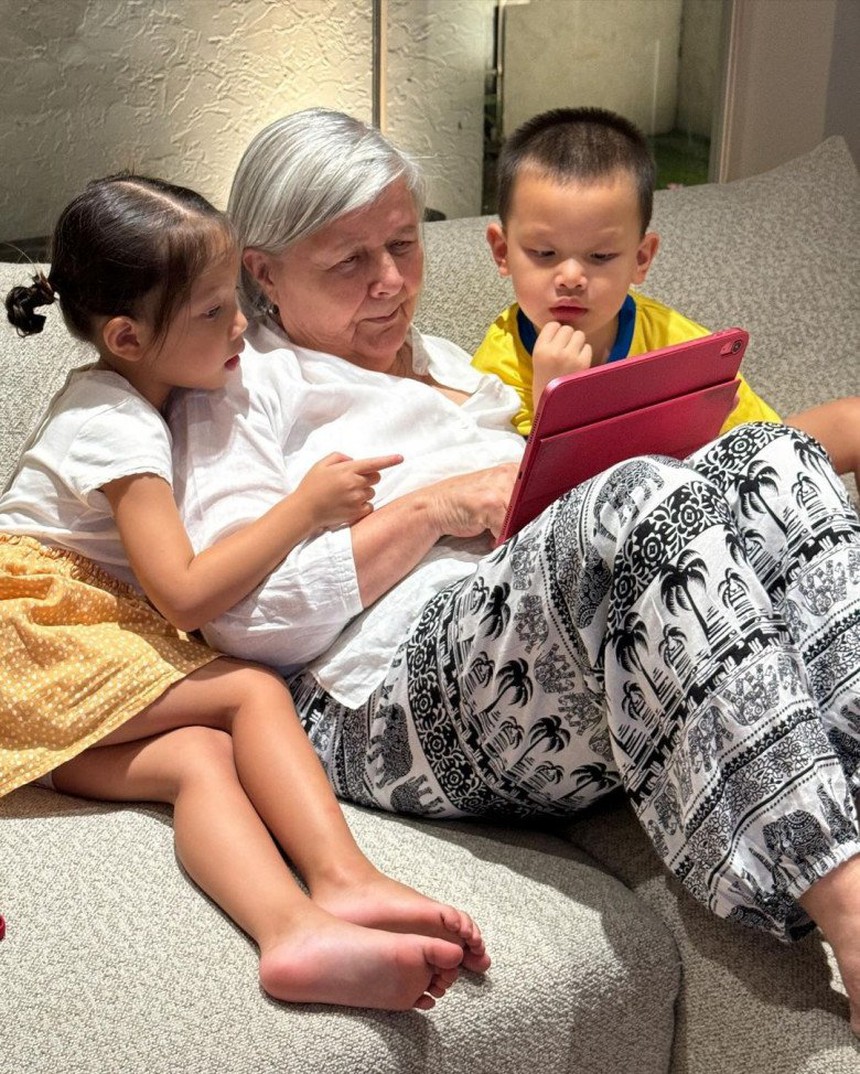 Dàn mẹ chồng Tây chất lượng của sao Việt: Hà Hồ được khen như Bạch Tuyết, Lan Phương không phải nấu ăn, rửa bát khi sang thăm mẹ chồng - Ảnh 2. Dàn mẹ chồng Tây chất lượng của sao Việt: Hà Hồ được khen như Bạch Tuyết, Lan Phương không phải nấu ăn, rửa bát khi sang thăm mẹ chồng - Ảnh 2.