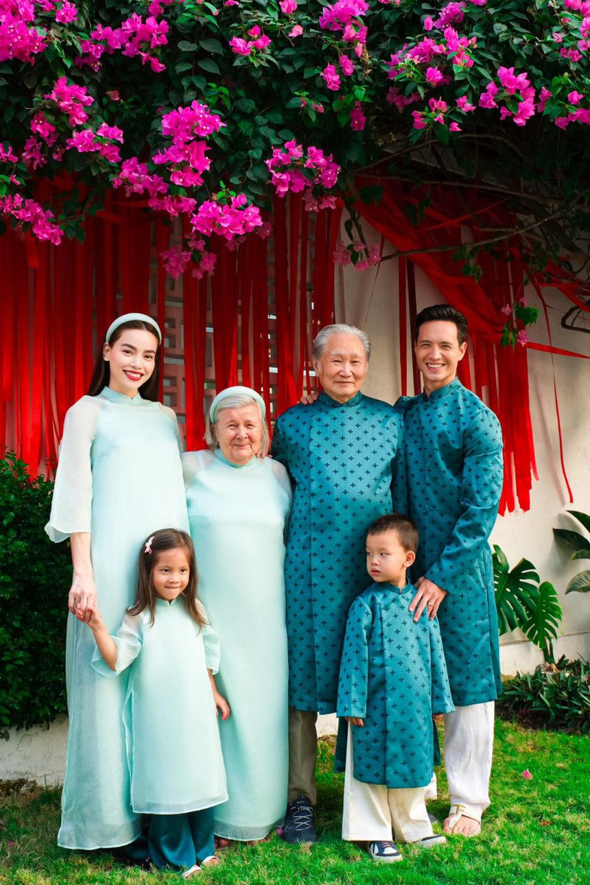 Dàn mẹ chồng Tây chất lượng của sao Việt: Hà Hồ được khen như Bạch Tuyết, Lan Phương không phải nấu ăn, rửa bát khi sang thăm mẹ chồng - Ảnh 1. Dàn mẹ chồng Tây chất lượng của sao Việt: Hà Hồ được khen như Bạch Tuyết, Lan Phương không phải nấu ăn, rửa bát khi sang thăm mẹ chồng - Ảnh 1.