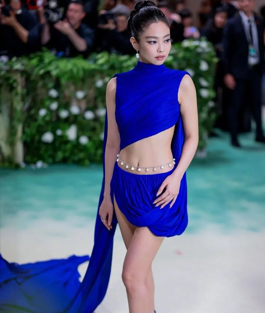 Vẻ tự tin của Jennie Blackpink tại Met Gala đáp trả kẻ hiềm khích một cách tinh tế - Ảnh 1.