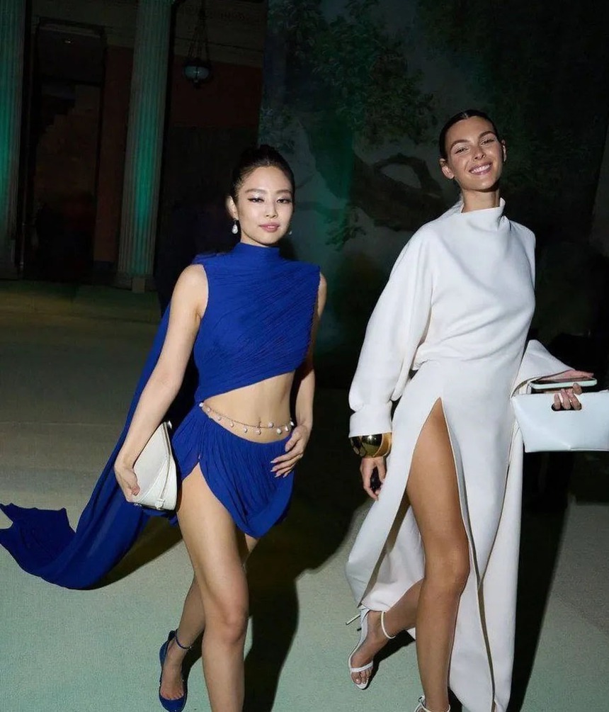 Vẻ tự tin của Jennie Blackpink tại Met Gala đáp trả kẻ hiềm khích một cách tinh tế - Ảnh 8.