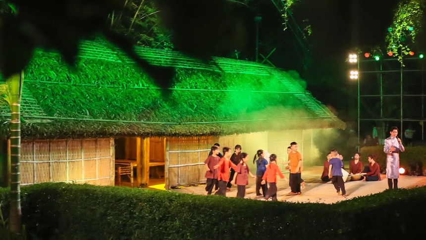 Kỷ niệm 134 năm Ngày sinh Chủ tịch Hồ Chí Minh: Lắng đọng cầu truyền hình 'Làng Sen nuôi chí lớn' - Ảnh 1. Kỷ niệm 134 năm Ngày sinh Chủ tịch Hồ Chí Minh: Lắng đọng cầu truyền hình 'Làng Sen nuôi chí lớn' - Ảnh 1.