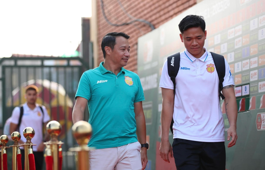 Tin nóng bóng đá Việt 9/5: Tiến Linh báo tin buồn cho HLV Kim Sang Sik, HLV Popov tiết lộ lý do bỏ họp báo - Ảnh 5.