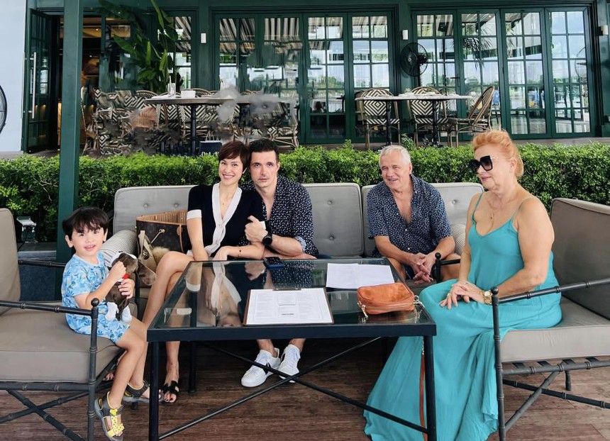 Dàn mẹ chồng Tây chất lượng của sao Việt: Hà Hồ được khen như Bạch Tuyết, Lan Phương không phải nấu ăn, rửa bát khi sang thăm mẹ chồng - Ảnh 7. Dàn mẹ chồng Tây chất lượng của sao Việt: Hà Hồ được khen như Bạch Tuyết, Lan Phương không phải nấu ăn, rửa bát khi sang thăm mẹ chồng - Ảnh 7.