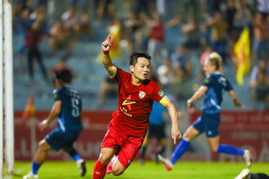 HLV Kim Sang Sik và áp lực "chữa lành" bóng đá Việt Nam - Ảnh 1.