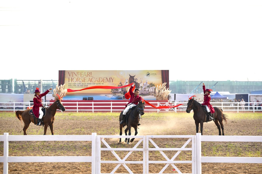 Choáng ngợp với màn ra mắt của Học viện cưỡi ngựa đầu tiên tại Việt Nam trên đảo Vũ Yên - Ảnh 1. Choáng ngợp với màn ra mắt của Học viện cưỡi ngựa đầu tiên tại Việt Nam trên đảo Vũ Yên - Ảnh 1.