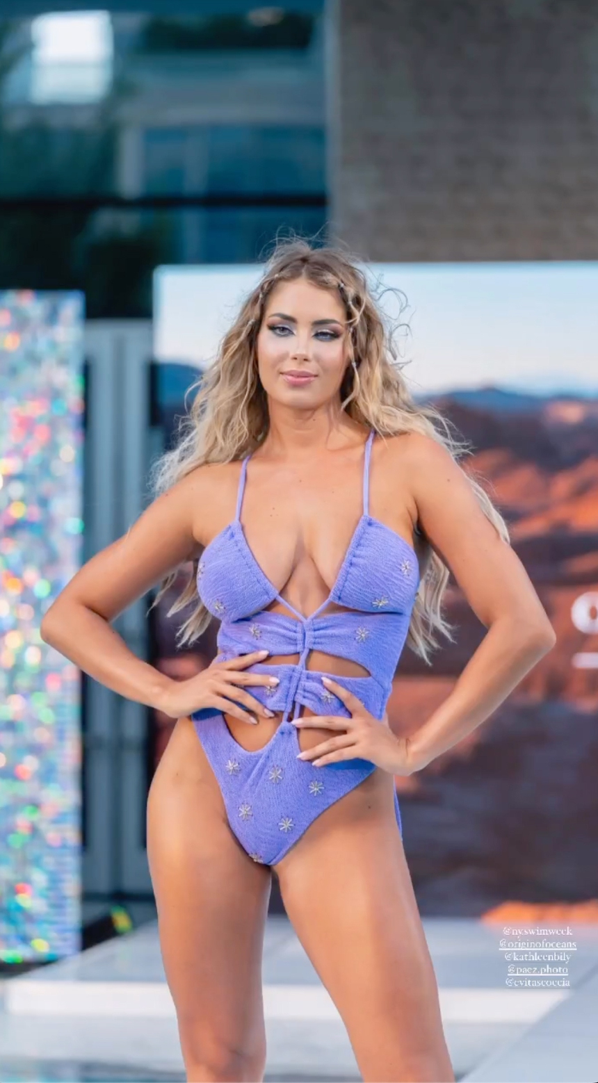 Nữ kình ngư quyến rũ nhất thế giới khiến fan trầm trồ trên sàn diễn thời trang - Ảnh 4.