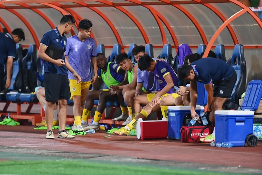 Tin nóng thể thao sáng 1/6: Tiền đạo Việt Nam chấn thương trước ngày hội quân, MU công bố bản hợp đồng đầu tiên - Ảnh 2.