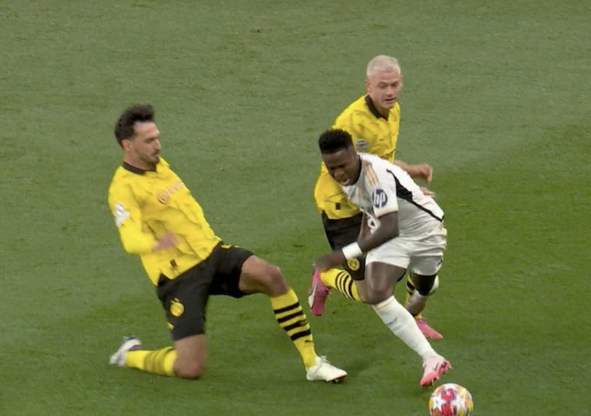 Mourinho khẳng định Vinicus ăn vạ ở chung kết Cúp C1, may mắn vì không bị thẻ đỏ - Ảnh 2.