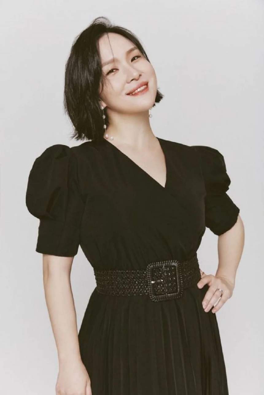 Hình ảnh mới của V BTS trong quân phục 'đốn tim' người hâm mộ - Ảnh 1.