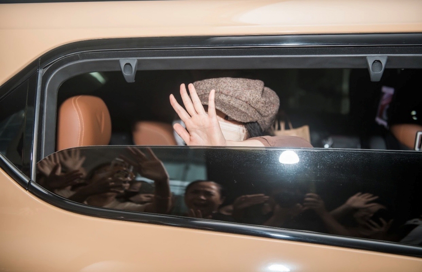 Nữ chính 'My Demon' Kim Yoo Jung được chào đón nồng nhiệt tại sân bay Nội Bài - Ảnh 3.