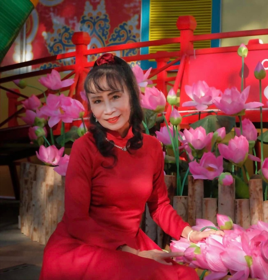 Nhà văn Hoài Hương: Nghiêng về cái đẹp thuần mỹ, trong trẻo - Ảnh 2. Nhà văn Hoài Hương: Nghiêng về cái đẹp thuần mỹ, trong trẻo - Ảnh 2.