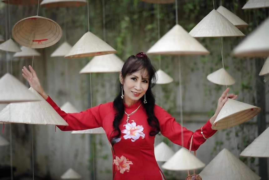 Nhà văn Hoài Hương: Nghiêng về cái đẹp thuần mỹ, trong trẻo - Ảnh 1. Nhà văn Hoài Hương: Nghiêng về cái đẹp thuần mỹ, trong trẻo - Ảnh 1.