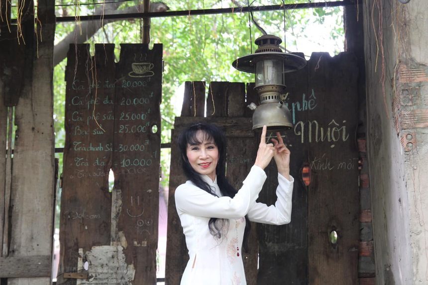 Nhà văn Hoài Hương: Nghiêng về cái đẹp thuần mỹ, trong trẻo - Ảnh 8. Nhà văn Hoài Hương: Nghiêng về cái đẹp thuần mỹ, trong trẻo - Ảnh 8.