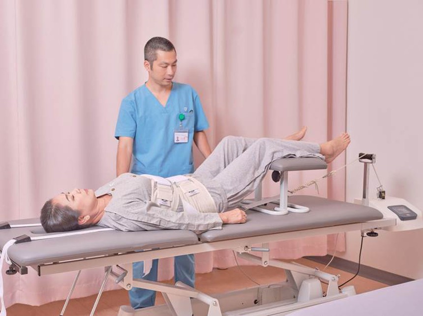 Cảnh báo về nguy cơ mắc vẹo cột sống ở người trưởng thành từ chuyên gia MYREHAB MATSUOKA - Ảnh 3.