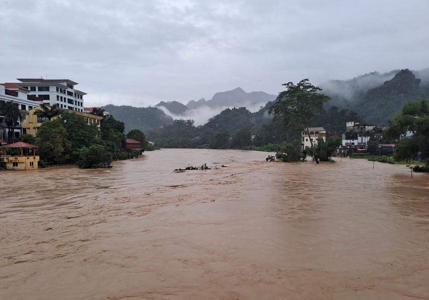 Hà Giang mưa to, nước thượng nguồn đổ về gây ngập lụt trên diện rộng - Ảnh 4.