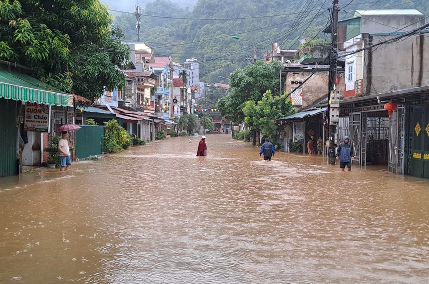 Hà Giang mưa to, nước thượng nguồn đổ về gây ngập lụt trên diện rộng - Ảnh 7.
