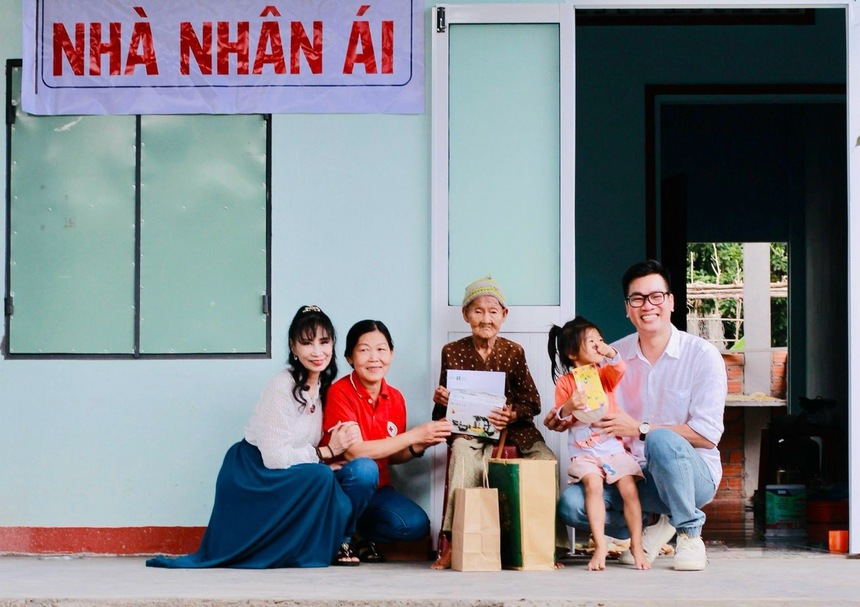 Nhà văn Hoài Hương: Nghiêng về cái đẹp thuần mỹ, trong trẻo - Ảnh 9. Nhà văn Hoài Hương: Nghiêng về cái đẹp thuần mỹ, trong trẻo - Ảnh 9.