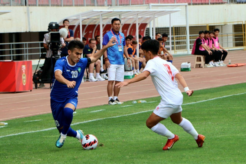 TRỰC TIẾP bóng đá U19 Việt Nam vs Uzbekistan, U19 giao hữu quốc tế: Nỗ lực tìm bàn gỡ - Ảnh 3. TRỰC TIẾP bóng đá U19 Việt Nam vs Uzbekistan, U19 giao hữu quốc tế: Nỗ lực tìm bàn gỡ - Ảnh 3.