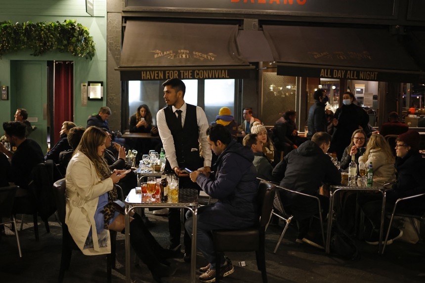 EURO 2024: Dịch vụ ăn theo phất lên tại Anh - Ảnh 1.