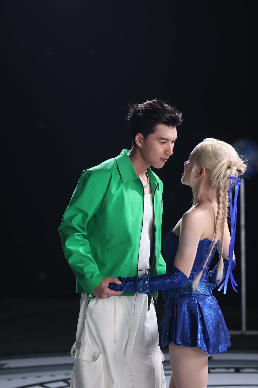 HIEUTHUHAI tình tứ với Phương Ly trong 'Xoay một vòng' - Ảnh 1.