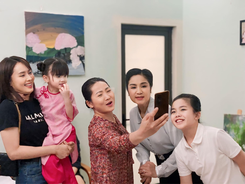 Dàn sao nhí đang phủ sóng 'Trạm cứu hộ trái tim' và 'Người một nhà' - Ảnh 16.