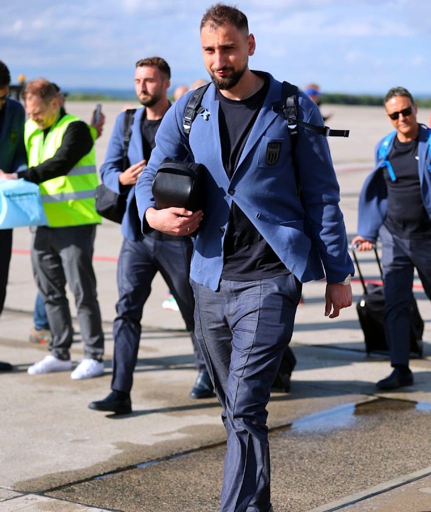 Tin nóng thể thao tối 11/6: ĐT Ý gây sốt với thời trang 'hoài cổ' dự EURO, Sir Alex ép MU chọn người quen thay Ten Hag - Ảnh 2.