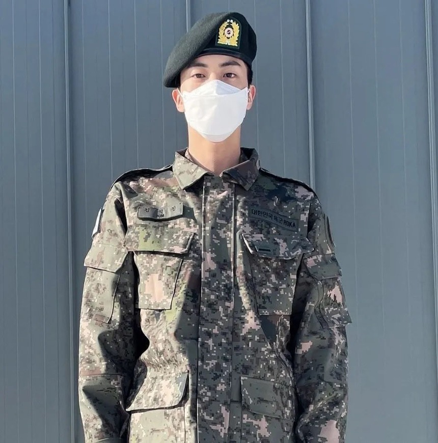 Jin BTS đã xuất ngũ, RM thổi kèn saxophone chào đón  - Ảnh 4.