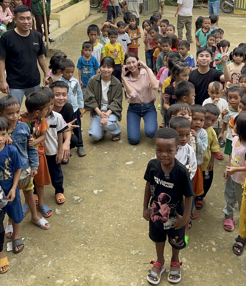 Hoa hậu Thùy Tiên mang điện lên hai điểm trường tại Quảng Nam - Ảnh 2. Hoa hậu Thùy Tiên mang điện lên hai điểm trường tại Quảng Nam - Ảnh 2.