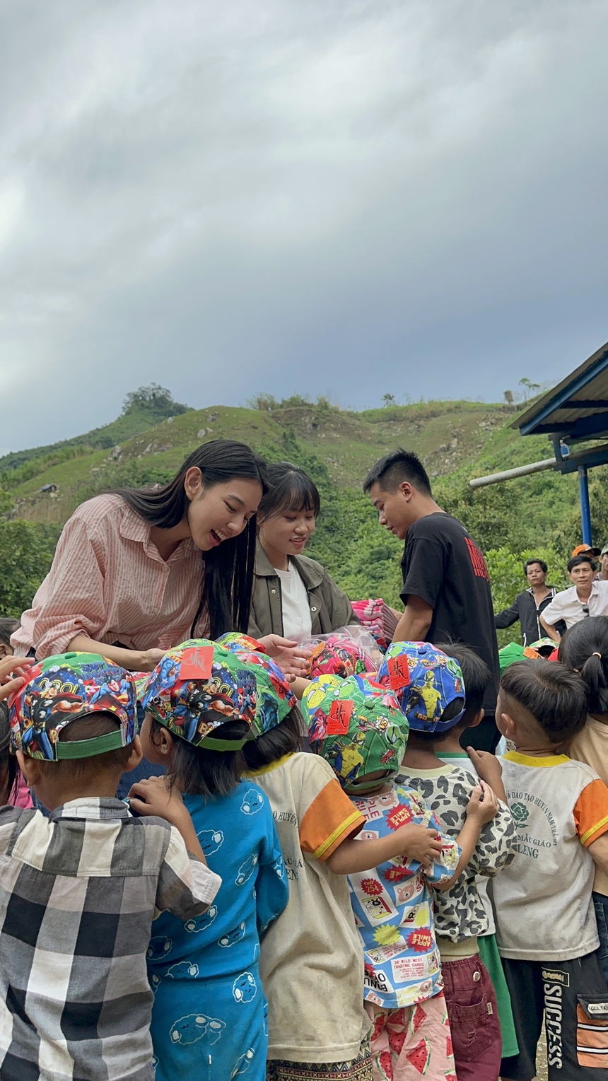 Hoa hậu Thùy Tiên mang điện lên hai điểm trường tại Quảng Nam - Ảnh 5. Hoa hậu Thùy Tiên mang điện lên hai điểm trường tại Quảng Nam - Ảnh 5.