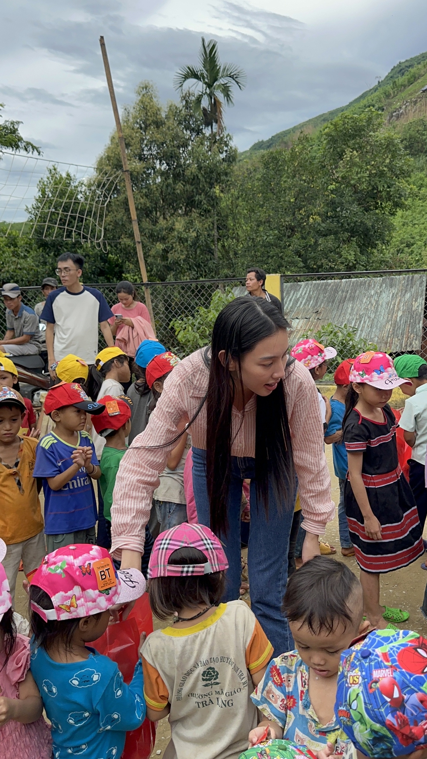 Hoa hậu Thùy Tiên mang điện lên hai điểm trường tại Quảng Nam - Ảnh 3. Hoa hậu Thùy Tiên mang điện lên hai điểm trường tại Quảng Nam - Ảnh 3.
