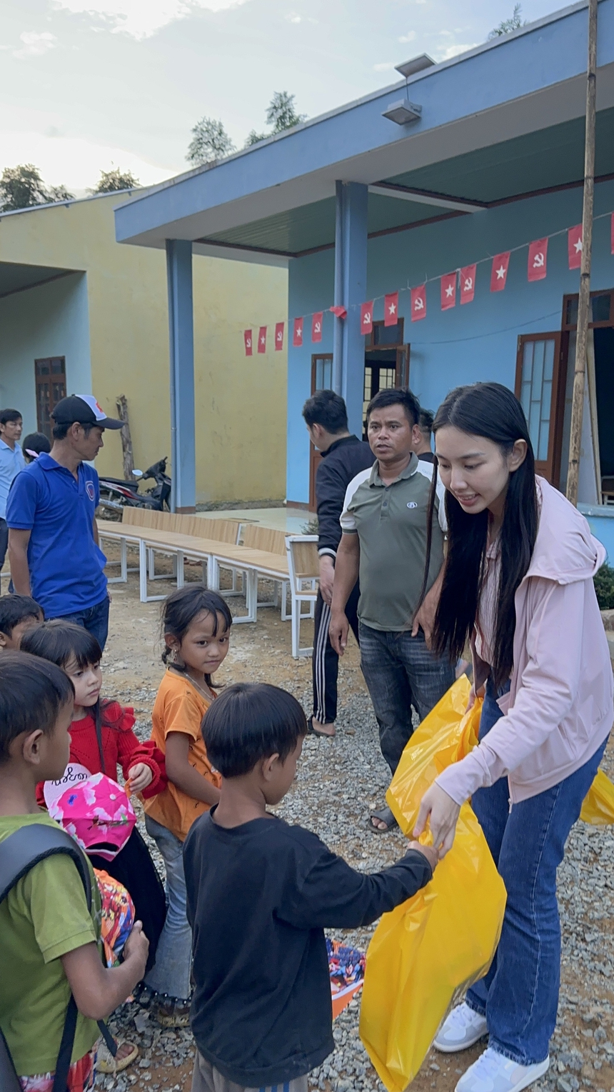 Hoa hậu Thùy Tiên mang điện lên hai điểm trường tại Quảng Nam - Ảnh 4. Hoa hậu Thùy Tiên mang điện lên hai điểm trường tại Quảng Nam - Ảnh 4.