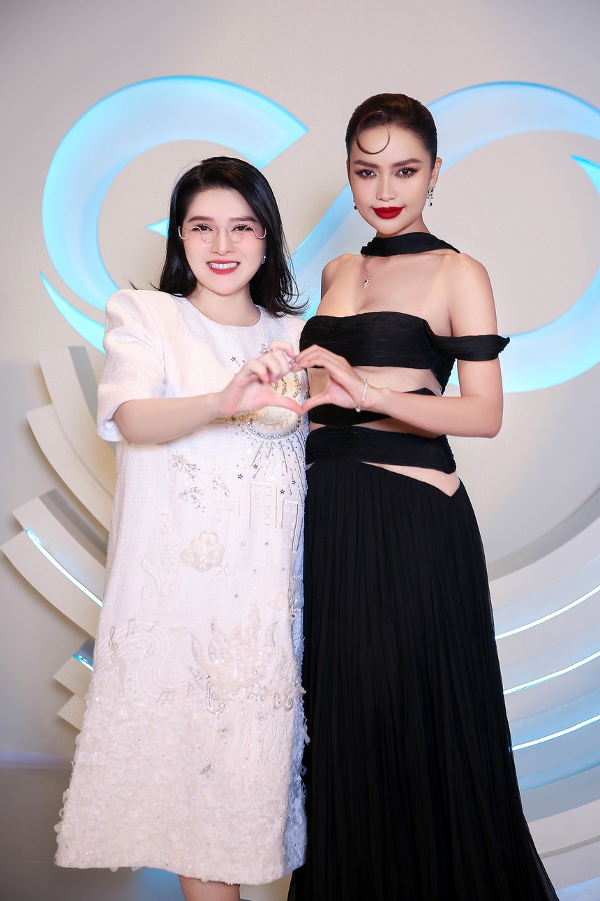 Miss Cosmo 2024: Bác sĩ Phúc Ngân hội ngộ dàn mỹ nhân sau 2 năm làm mẹ bỉm - Ảnh 1. Miss Cosmo 2024: Bác sĩ Phúc Ngân hội ngộ dàn mỹ nhân sau 2 năm làm mẹ bỉm - Ảnh 1.