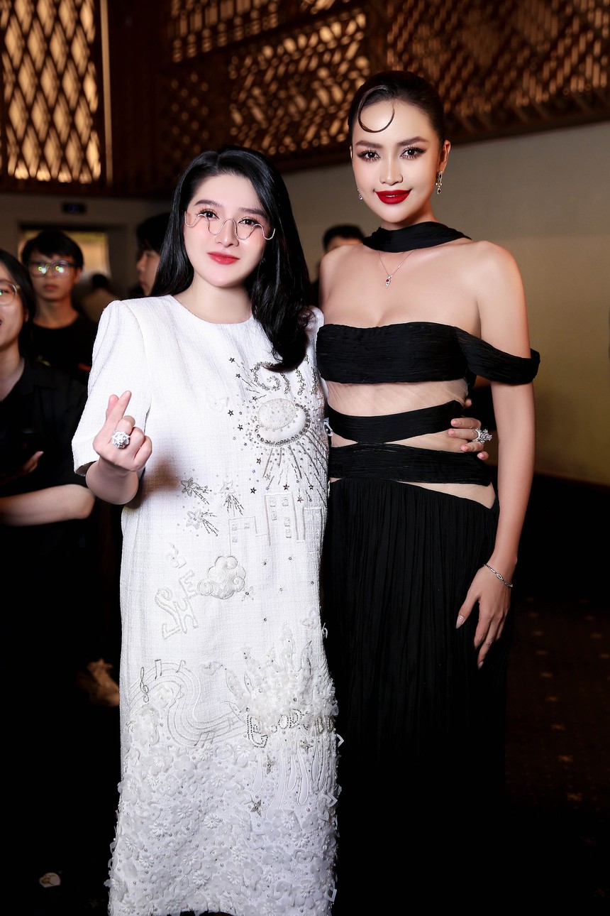 Miss Cosmo 2024: Bác sĩ Phúc Ngân hội ngộ dàn mỹ nhân sau 2 năm làm mẹ bỉm - Ảnh 2. Miss Cosmo 2024: Bác sĩ Phúc Ngân hội ngộ dàn mỹ nhân sau 2 năm làm mẹ bỉm - Ảnh 2.