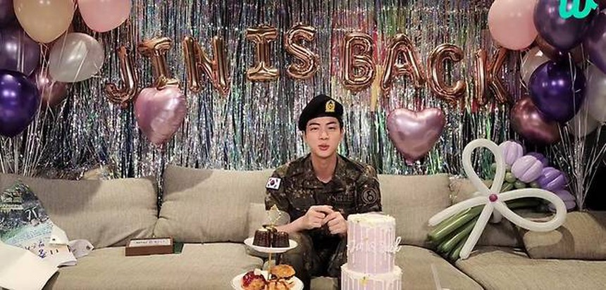 Jin trước FESTA của BTS: "Đã lâu rồi tôi không hát, xin hãy thông cảm nếu màn trình diễn chưa đủ tốt" - Ảnh 1.