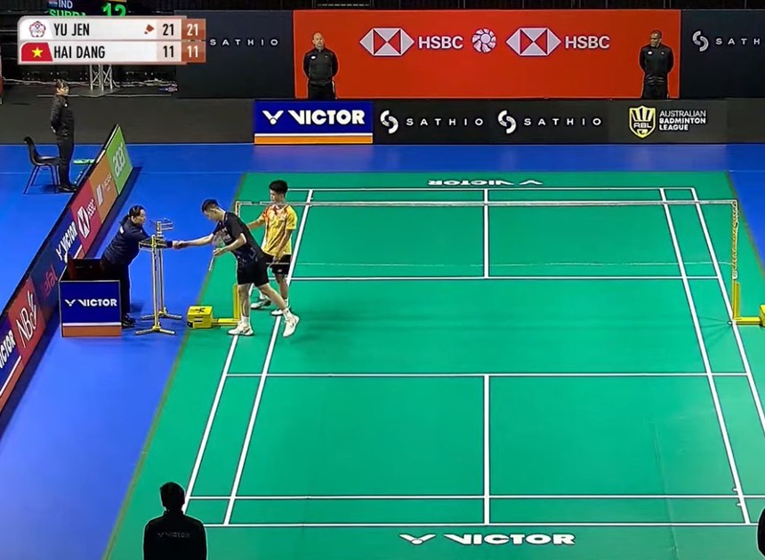 Cả 3 tuyển thủ quốc gia của cầu lông Việt Nam thua dễ ngay vòng 1 giải đấu Thùy Linh rút lui - Ảnh 2.