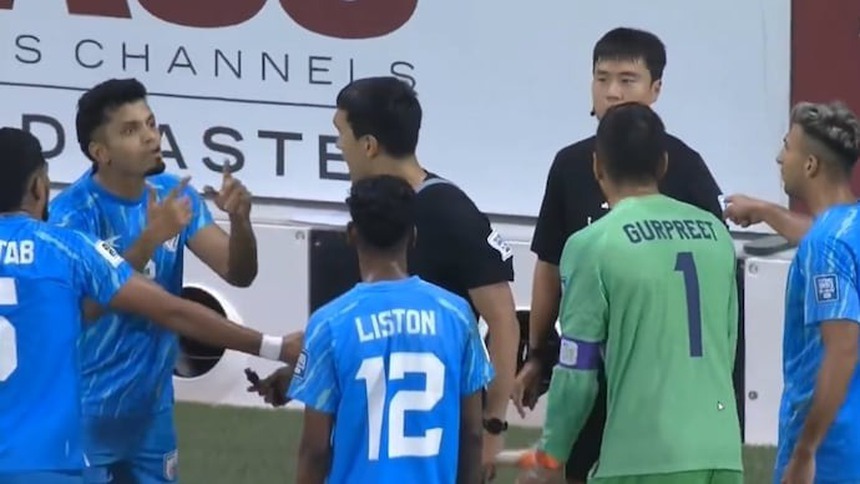 Tranh cãi nảy lửa quanh 'bàn thắng ma' ở vòng loại World Cup 2026 khiến một đội tuyển bị loại cay đắng  - Ảnh 2.