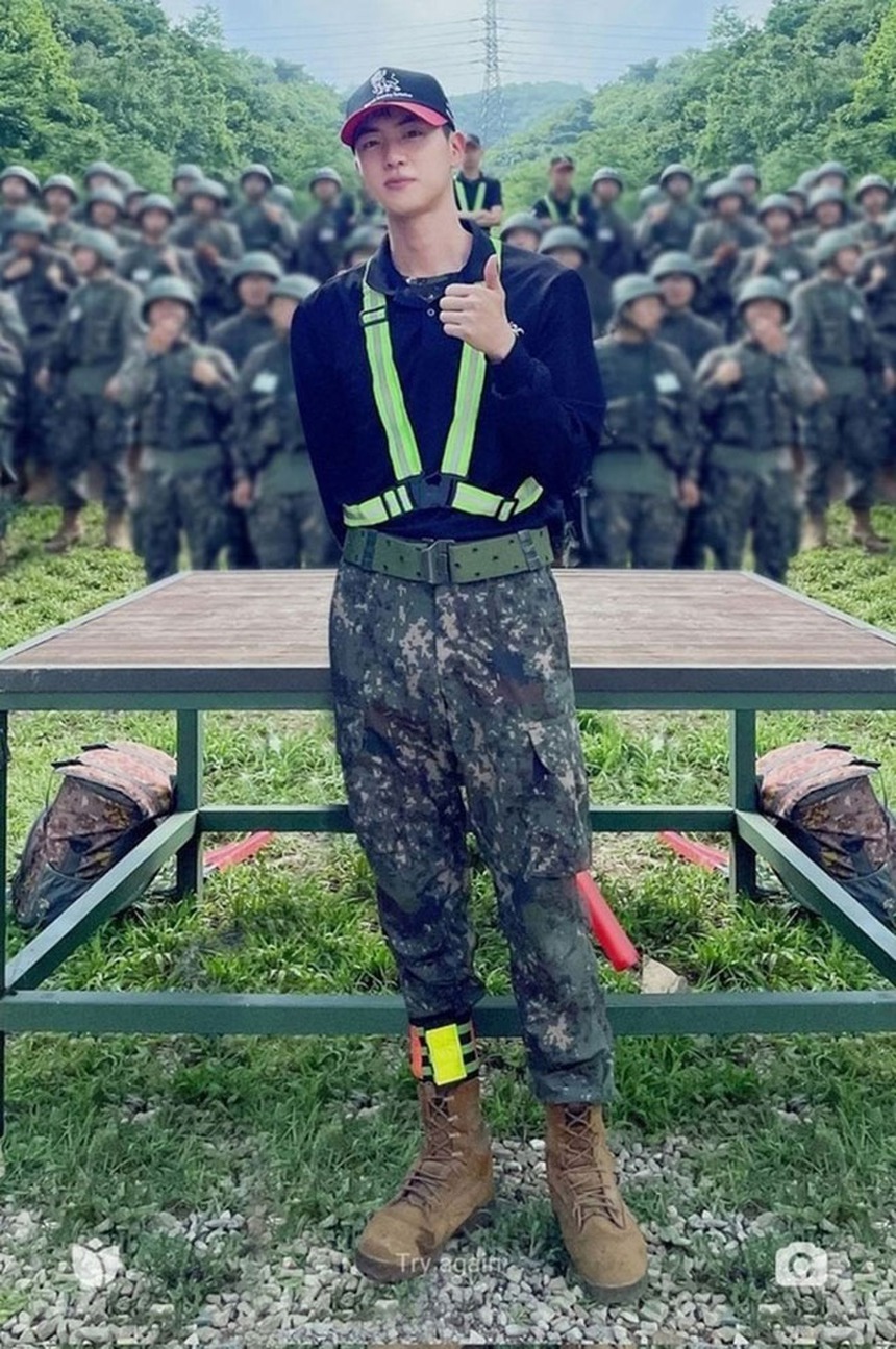 Jin BTS đã xuất ngũ, RM thổi kèn saxophone chào đón  - Ảnh 2.