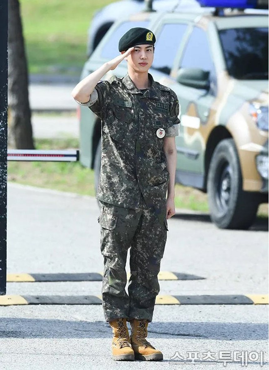 6 điểm nổi bật từ 'Comeback Weverse LIVE' cho thấy Jin BTS vẫn là một chàng trai đáng yêu như xưa - Ảnh 2.