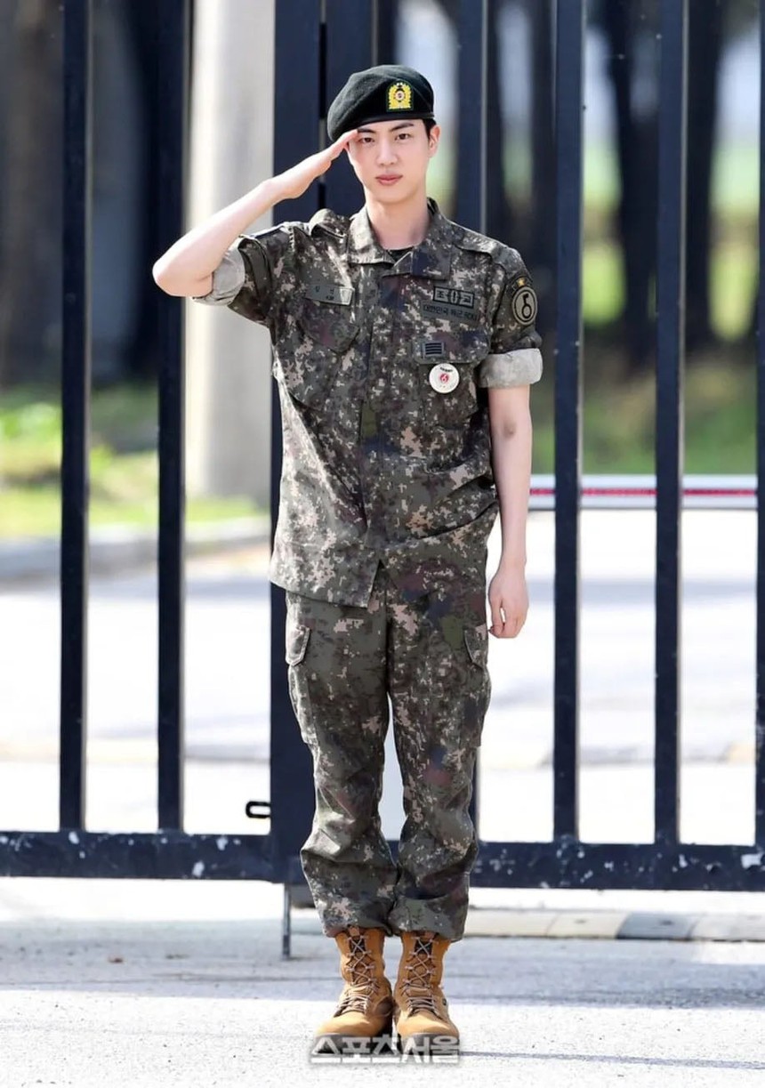 Jin BTS đã xuất ngũ, RM chơi kèn saxophone chào đón  - Ảnh 8.
